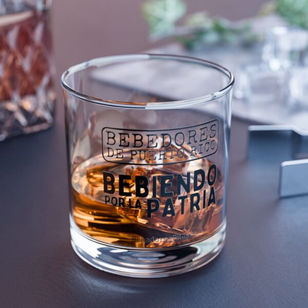 Vaso Rocks Glass “Bebiendo por la Patria” | Bebedores de Puerto Rico | Vaso para whisky, ron o bourbon (10oz) - Image 3