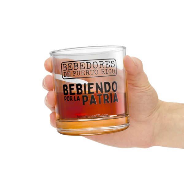 Vaso Rocks Glass “Bebiendo por la Patria” | Bebedores de Puerto Rico | Vaso para whisky, ron o bourbon (10oz) - Image 2
